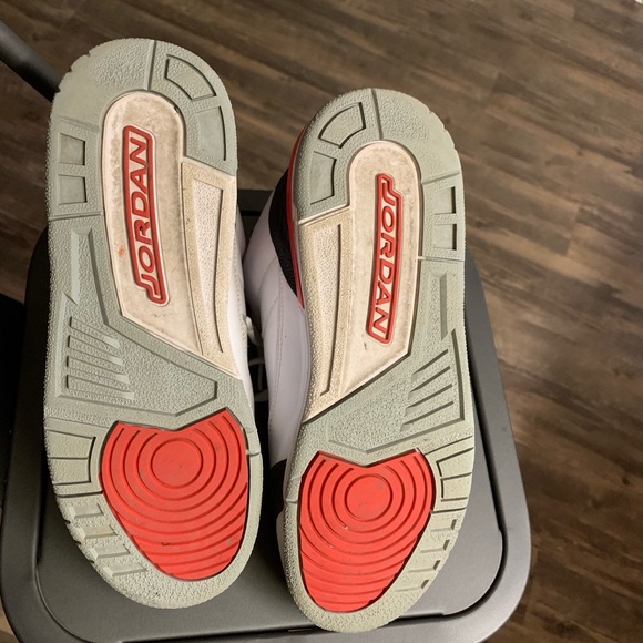 Jordan 3s size 7y - Picture 3 of 6